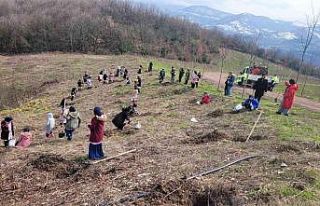 Öğrenciler kardeşlik ormanına 100 fidan dikti