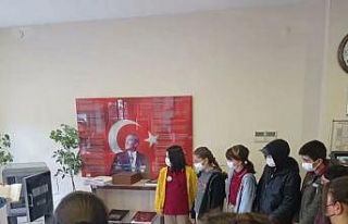 Öğrenciler kitap yıkama makinesine hayran kaldı