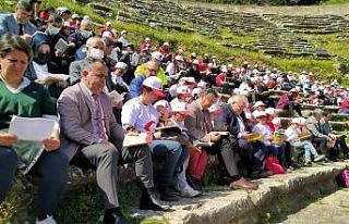 Öğrenciler kitaplarını bu kez antik kentte okudu