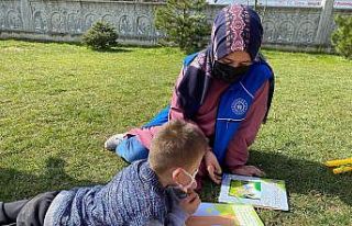 Öğrenciler köy okullarına hediye dağıttı