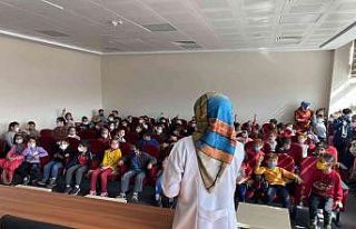Öğrenciler sağlıklı beslenmeyi uzmanından öğrendiler