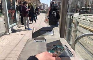 Öğrenciler ulaşım ücretlerini Büyükşehir’in...