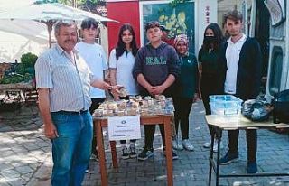Öğrenciler yaptıkları sabunu satarak ihtiyaç...