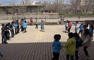Öğrencilerden maskeye elveda kutlaması