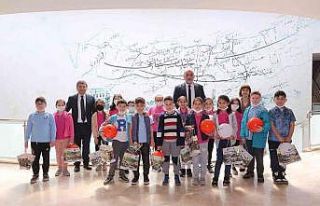 Öğrencilerin soruları başkanı terletti