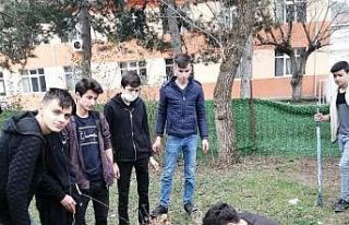 Okul bahçeleri meyve fidanlarıyla zenginleşiyor