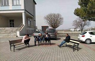 Okul bahçesinde kitap okudular