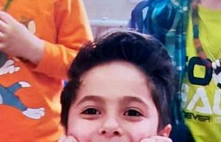 Okulda doğum gününü kutlayan 6 yaşındaki çocuk...