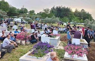 Öldürülen anne ve oğlu yan yana toprağa verildi