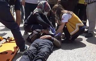 Önce kamyonet sonra da otomobil çarptı