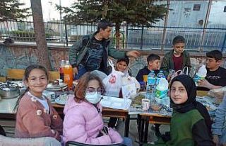 Ortaokul öğrencileri iftarda bir araya geldi