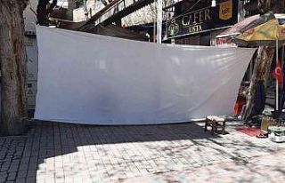 Oruç tutanlara saygı için örtüyle kapattılar