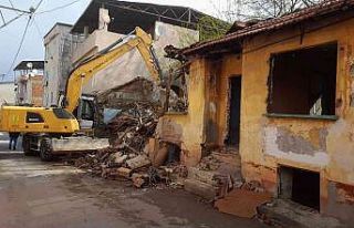 Osmangazi’de 2 metruk bina yıkıldı