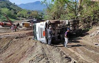 Osmaniye’de devrilen kamyonun sürücüsü yaralandı
