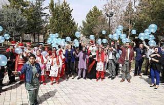 Otizm Farkındalık Günü mavi balonlar uçurularak...