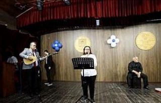 Otizm Farkındalık Günü renkli görüntülere sahne...