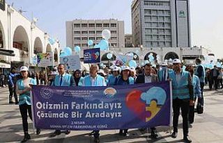 Otizme dikkat çekmek için mavi balonları gökyüzüne...