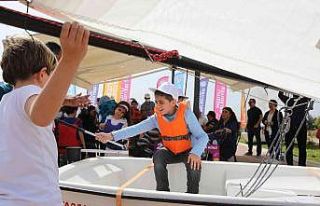 Otizmli çocuklar yelken ve deniz keyfi yaşadı