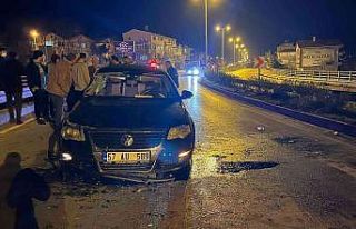 Otomobil aydınlatma direğine çarptı: 2 yaralı