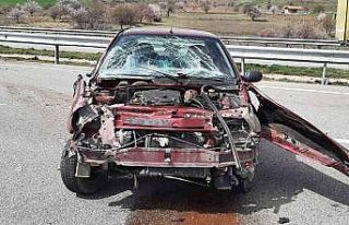 Otomobil bariyerlere çarptı: 2 yaralı