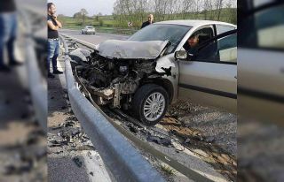 Otomobil duble yolda kontrolden çıkarak bariyerlere...
