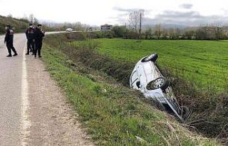 Otomobil tarlaya yuvarlandı: 2 yaralı