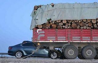 Otomobil, tırın dorsesinin altına girdi