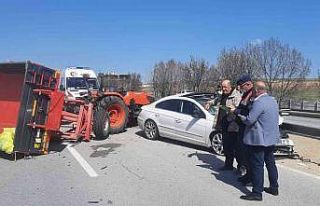 Otomobil traktöre çarptı: 2 yaralı