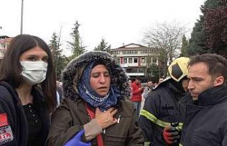 Otomobilde mahsur kalan kadın kurtarıldı