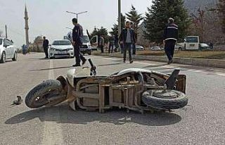 Otomobilin çarptığı elektrikli bisiklet sürücüsü...