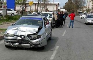 Otomobiller çarpıştı: 2 yaralı