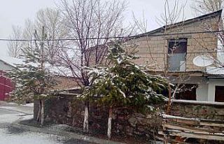 Özalp’ta Nisan karı