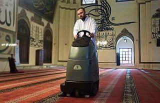 (Özel) Bursa Ulu Cami’de Ramazan temizliği