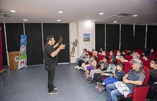 Özel çocuklar ’Karagöz ve Hacivat’ ile güldü