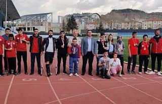 Özel sporcular, atletizmde kıyasıya yarıştı