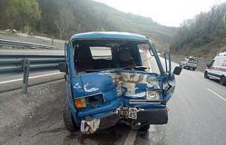 Panelvan araç bariyerlere çarptı: 1 yaralı