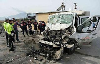 Park halindeki kamyona çarpan kamyonetteki 11 kişi...