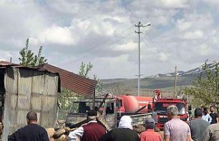 Park halindeki kamyonet alev aldı