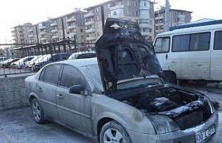 Park halindeki otomobil yanarak kullanılamaz hale...