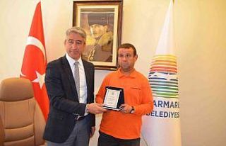 Parkta bulduğu para dolu çantayı sahibine teslim...