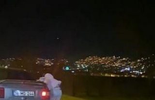 Patenli gencin tutunarak yolculuk yaptığı otomobil...