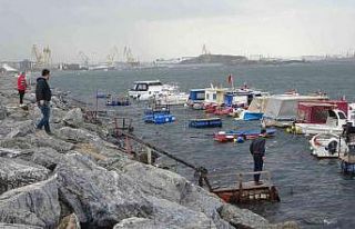 Pendik’te vatandaşlar şiddetli dalgalarla fotoğraf...