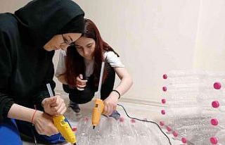 Plastik şişelerden kedi evi yaptılar