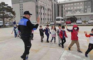Polis anaokulu öğrencilerini misafir etti