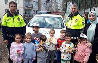 Polis ekipleri, kreşteki çocuklara görevlerini...