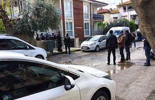 Polis memuru yalnız yaşadığı apartta ölü bulundu