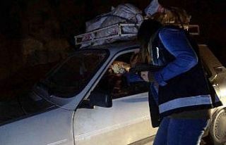 Polis uygulamasını ellerindeki çekirdeklerle takip...