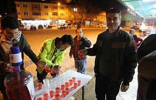 Polis vatandaşlara gül şerbeti ikram etti