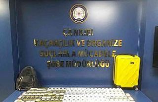 Polisin şüphelenerek durdurduğu şahsın valizinden...