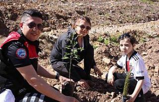 Polisler aileleri ile yanan alanlara fidan diktiler